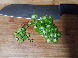 10、剁椒鱼头,趁蒸鱼的时候、将杭椒和葱叶洗净切好