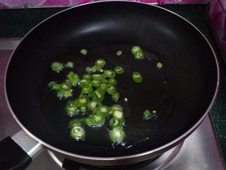 11、剁椒鱼头,同时另起锅烧热油、下葱花与杭椒爆香