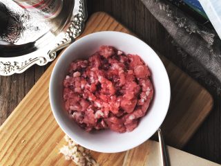 1、简单无油的 焗咖喱肉丸,准备材料