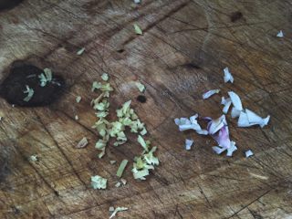 2、简单无油的 焗咖喱肉丸,将蒜与姜切末(我开始忘拍了 后来补的)