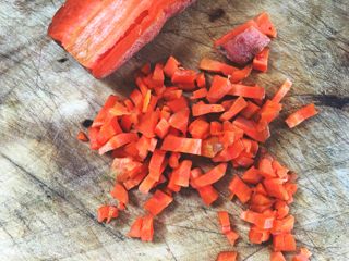 3、简单无油的 焗咖喱肉丸,胡萝卜切小丁或碎末