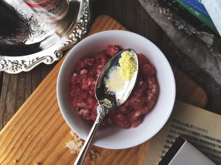 5、简单无油的 焗咖喱肉丸,放入盐 鸡精