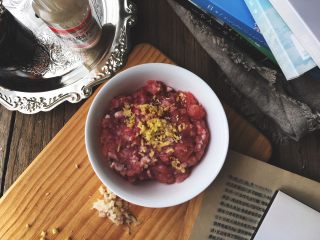 6、简单无油的 焗咖喱肉丸,放入姜末