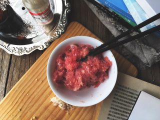 7、简单无油的 焗咖喱肉丸,顺时针搅拌至成团，腌制15分钟