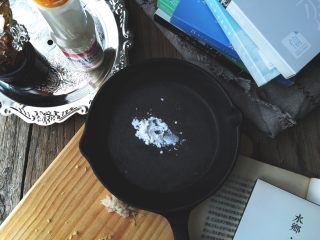 8、简单无油的 焗咖喱肉丸,锅内放半勺淀粉