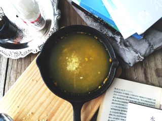 12、简单无油的 焗咖喱肉丸,放入蒜末和一锅底水