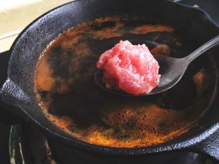 13、简单无油的 焗咖喱肉丸,开小火，用勺子挖一个肉丸放入锅内