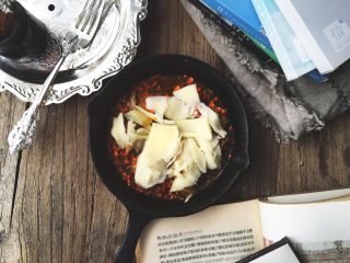 18、简单无油的 焗咖喱肉丸,放在刚煮好的肉丸上，放入烤箱140度烤10分钟即可