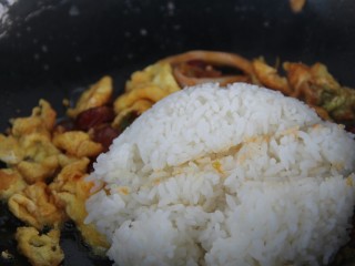 11、辣白菜鸡蛋腊肠炒饭,加入米饭