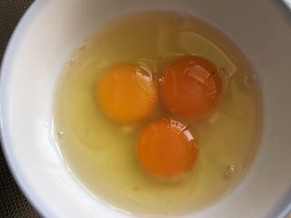 2、小时候的味道~鸡蛋裹馒头,三颗鸡蛋打在碗里