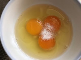 3、小时候的味道~鸡蛋裹馒头,加少许盐