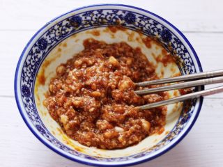 3、大葱猪肉发面包,把所有的食材调料混合后顺时针方向搅拌上劲。