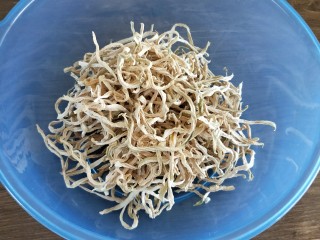 1、香辣木瓜丝,干木瓜丝一把，重量70g（专门称了下重量的）