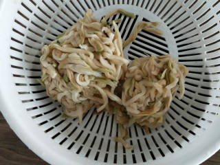 3、香辣木瓜丝,泡发好的木瓜丝再用清水清洗2遍，挤干水份