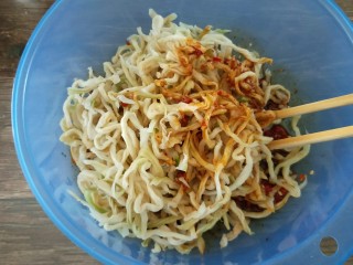 12、香辣木瓜丝,放入木瓜丝