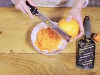 3、胡萝卜蛋糕,用擦板把胡萝卜擦成细丝，橙子皮擦成碎屑