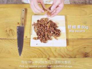 10、胡萝卜蛋糕,炒香山核桃仁，挑出完整的，剩下的切碎