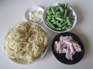 1、扁豆焖面,准备好原材料；