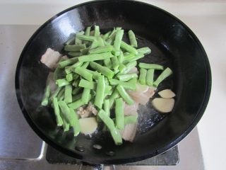 4、扁豆焖面,放入四季豆进去煸炒；