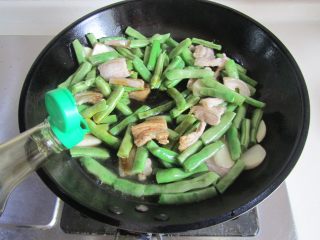 5、扁豆焖面,翻炒几下后加入生抽进去翻炒；