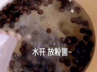 2、珍珠奶茶,烧水 水开下粉圆