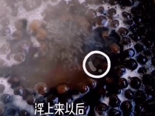 3、珍珠奶茶,粉圆浮起来后盖盖子 转小火煮25分钟