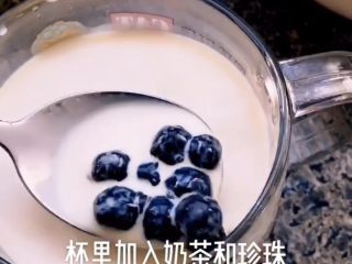 16、珍珠奶茶,找个喜欢的被子 倒入奶茶和珍珠 棒!