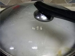 5、水波蛋意面,将意面放入锅里煮熟；