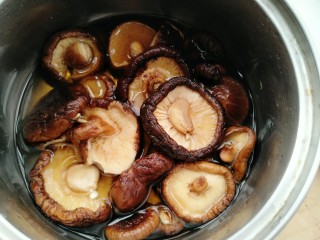 3、雪菜香菇团子,干香菇洗净泡发半个小时以上