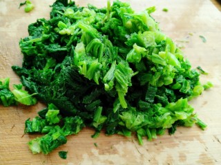 6、雪菜香菇团子,雪里蕻挤干水分切小段