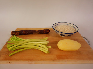 1、香肠土豆焖饭,准备好所有需要的材料，当然所有的食材可以根据自己的喜好来更换，我是冰箱里都是现成的