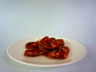 3、香肠土豆焖饭,香肠是自己做的，清洗干净，切成均匀的薄片备用