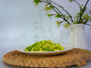 4、香肠土豆焖饭,蒜薹切小段备用