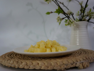 5、香肠土豆焖饭,土豆去皮切成小定儿备用