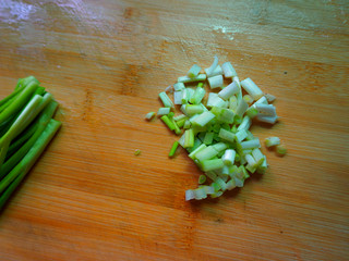 7、香肠土豆焖饭,葱白切小段备用