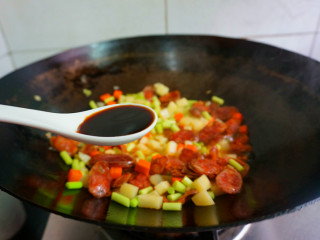 11、香肠土豆焖饭,加入一勺生抽