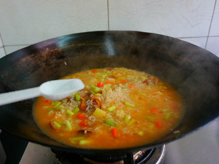 15、香肠土豆焖饭,加入少许盐，不用太多，生抽和耗油都很咸了