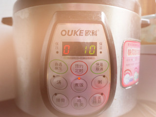 16、香肠土豆焖饭, 再把所有的材料倒入电压力锅里，启动焖饭模式，没有的直接按煮饭键一样