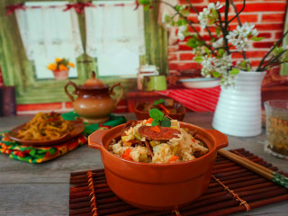 17、香肠土豆焖饭,哈哈，真是一碗香溢四溅材料丰富的焖饭啊，我经常冰箱里剩余的食材种类多量不多的时候就拿来焖饭，大家都喜欢吃，操作也简单