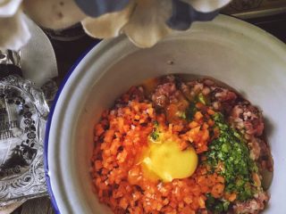 5、营养低脂 美貌便当 西兰花饭团????,将鸡蛋 胡萝卜 剩余西兰花碎放入肉馅中