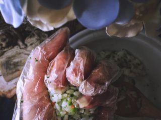 12、营养低脂 美貌便当 西兰花饭团????,用手捏紧成团 即可