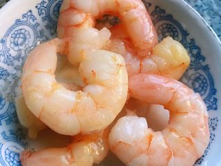 3、虾仁时蔬面,虾仁处理干净在开水中烫一下变色即可