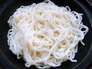 7、虾仁时蔬面,沥干水份的面条取适量装入容器中