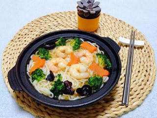 8、虾仁时蔬面,虾仁时蔬汤均匀的淋在面条上