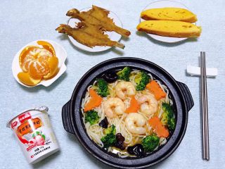 14、虾仁时蔬面,好丰盛的一顿早餐小伙伴们你们喜欢吗