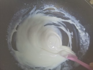 7、草莓奶冻,搅拌至这种浓稠顺滑的状态即可关火