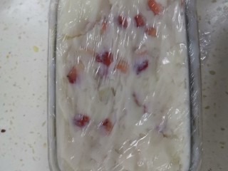 9、草莓奶冻,在倒入模具，用铲子把表面铲平，盖上保鲜膜，自然冷却后放冰箱冷藏两个小时以上