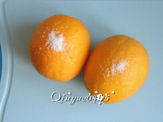 3、蜂蜜橙子茶,用细盐搓掉橙皮上的果腊，用温水泡几分钟，洗净。