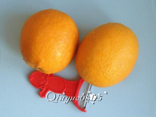 4、蜂蜜橙子茶,准备一把削皮刀，把橙皮薄薄的削下来，尽可能少带白色的部分。