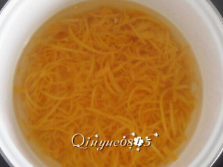 9、蜂蜜橙子茶,把橙皮丝放盐水锅，再焯两次。这样反复折腾后，橙子皮的苦涩味就会大大的降低了。